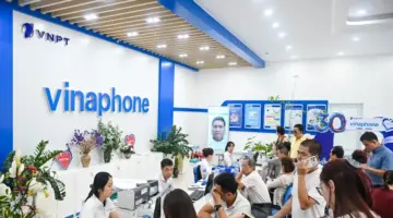 توافدت حشود من الناس للتحقق من أرقام هواتفهم في اليوم الأول الذي تم فيه حظر شرائح SIM الخاصة بهم لإجراء المكالمات الصادرة.
